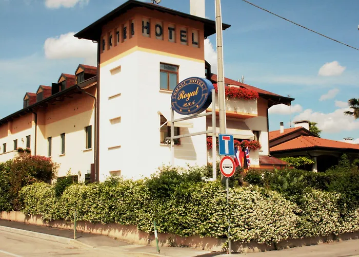 Cheap hotel: Small Hotel Royal Hotel Rc12